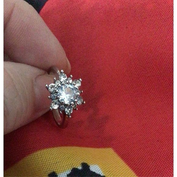 Flower Shape Halo Ring Size 7.5 Ring Zircon 14k Gold Plated Alloy Finger Ring 💍 - Picture 10 of 11